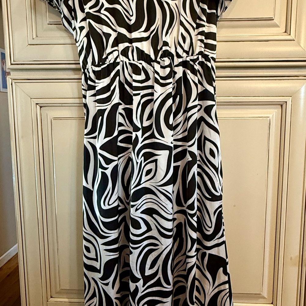 Nicole Miller! Black and White Patterned Dress - Picture 6 of 8